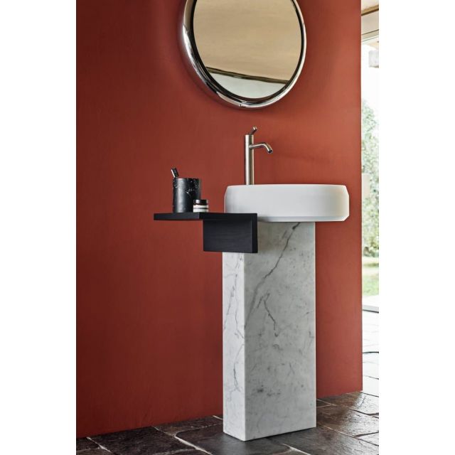 AGAPE 02, mobile da bagno curvo con lavabo in mineralmarmo e specchiera con  applique di Belbagno